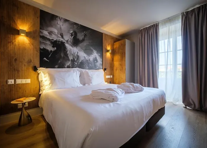 Hotel Azores Book 4*