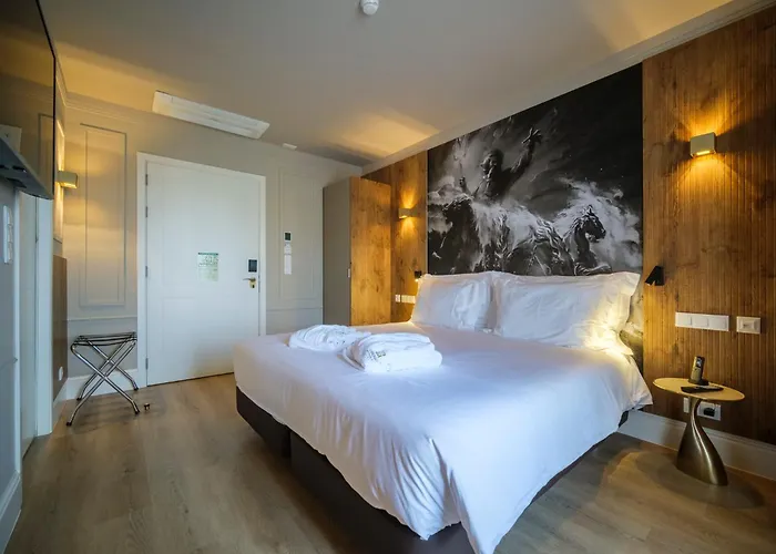 Hotel Azores Book 4*